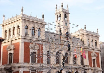 Valladolid se asoma a sus fiestas con el montaje del escenario en la Plaza Mayor