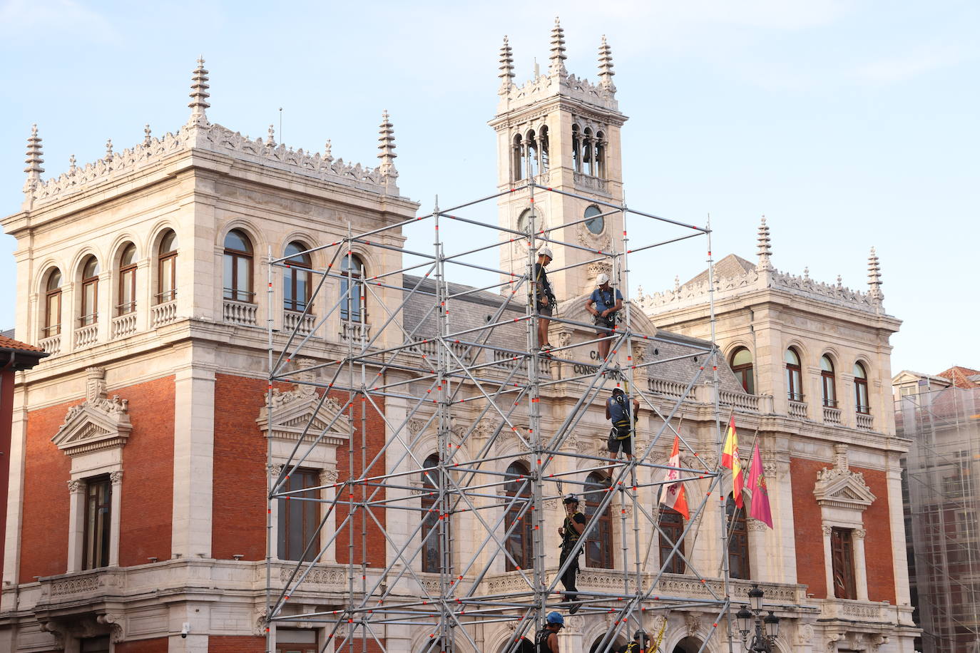 Valladolid se asoma a sus fiestas con el montaje del escenario en la Plaza Mayor