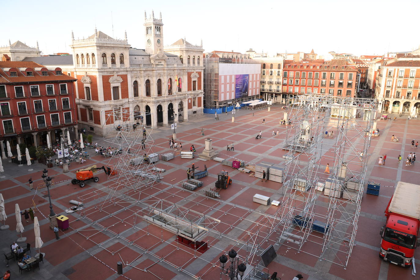 Valladolid se asoma a sus fiestas con el montaje del escenario en la Plaza Mayor