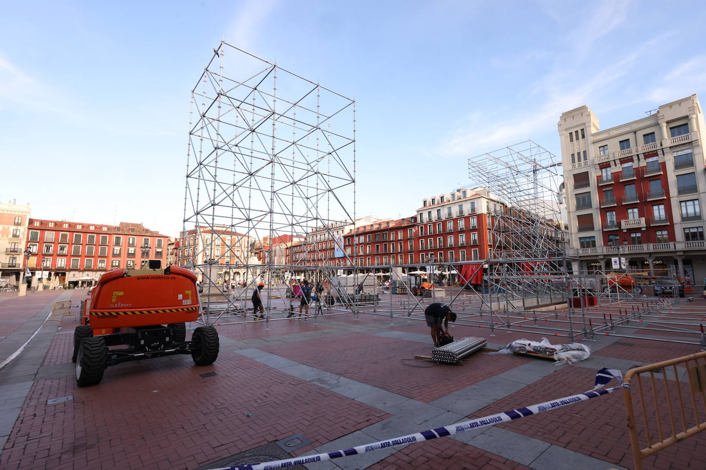 Valladolid se asoma a sus fiestas con el montaje del escenario en la Plaza Mayor