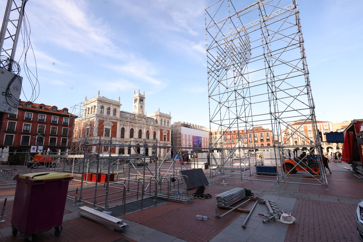 Valladolid se asoma a sus fiestas con el montaje del escenario en la Plaza Mayor