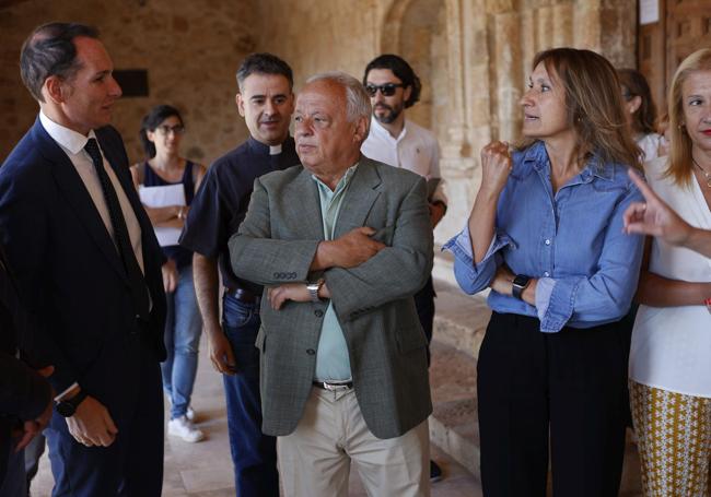 El consejero de Cultura, Turismo y Deporte, Gonzalo Santonja, junto a la consejera de Educación, Rocío Lucas, durante la visita a la iglesia de Nuestra Señora del Rivero.