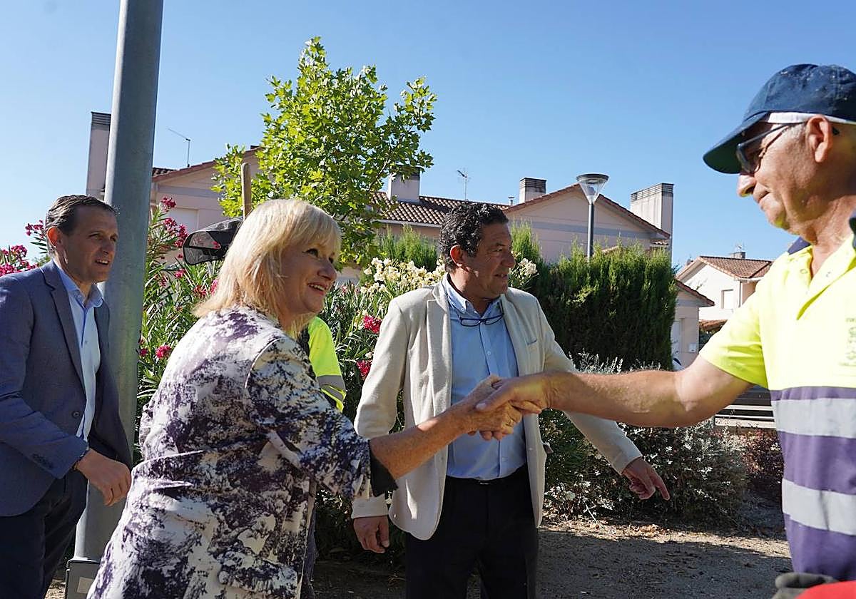 La consejera Leticia García saluda a un operario en Viana, en presencia del alcalde, Alberto Collantes, y el presidente de la Diputación, Conrado Íscar.