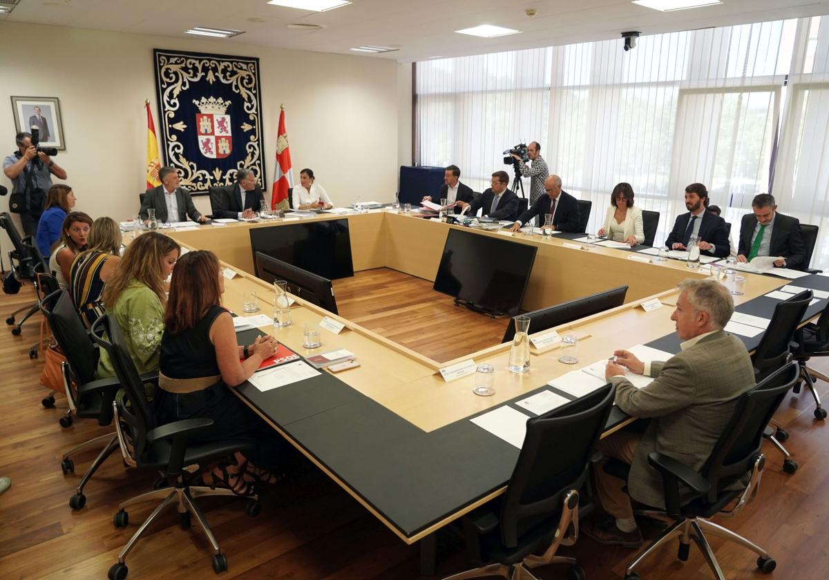 Reunión de la Junta de Portavoces de las Cortes, este lunes.