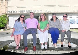 Integrantes del Banco del Tiempo en la entrada del Museo Patio Herreriano de Valladolid