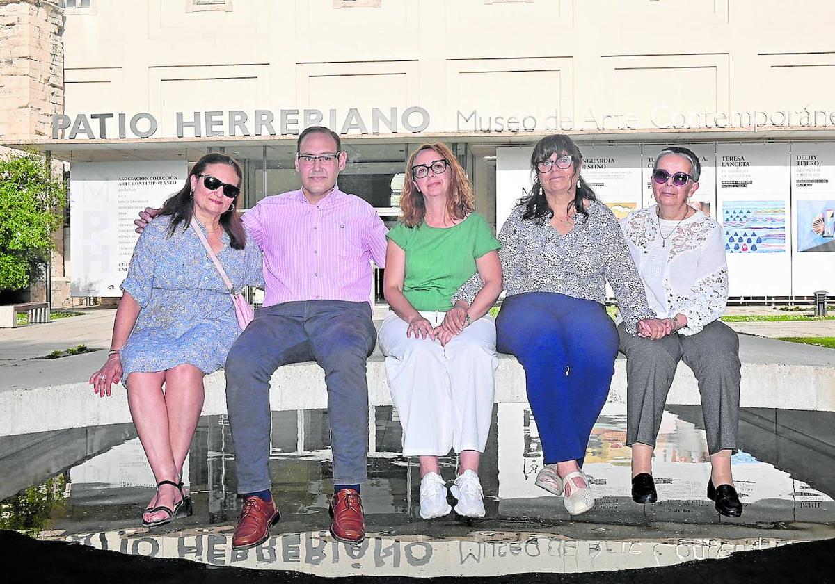 Integrantes del Banco del Tiempo en la entrada del Museo Patio Herreriano de Valladolid