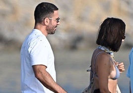 Miguel Ángel Silvestre con Rebeca Toribio, en Ibiza.