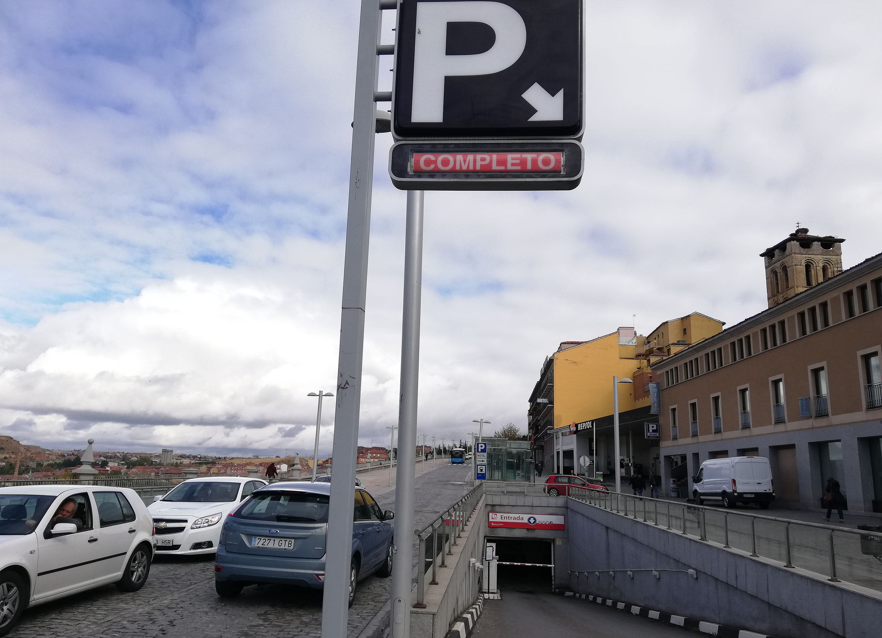 Acceso al parking de Padre Claret durante un puente festivo en Segovia.