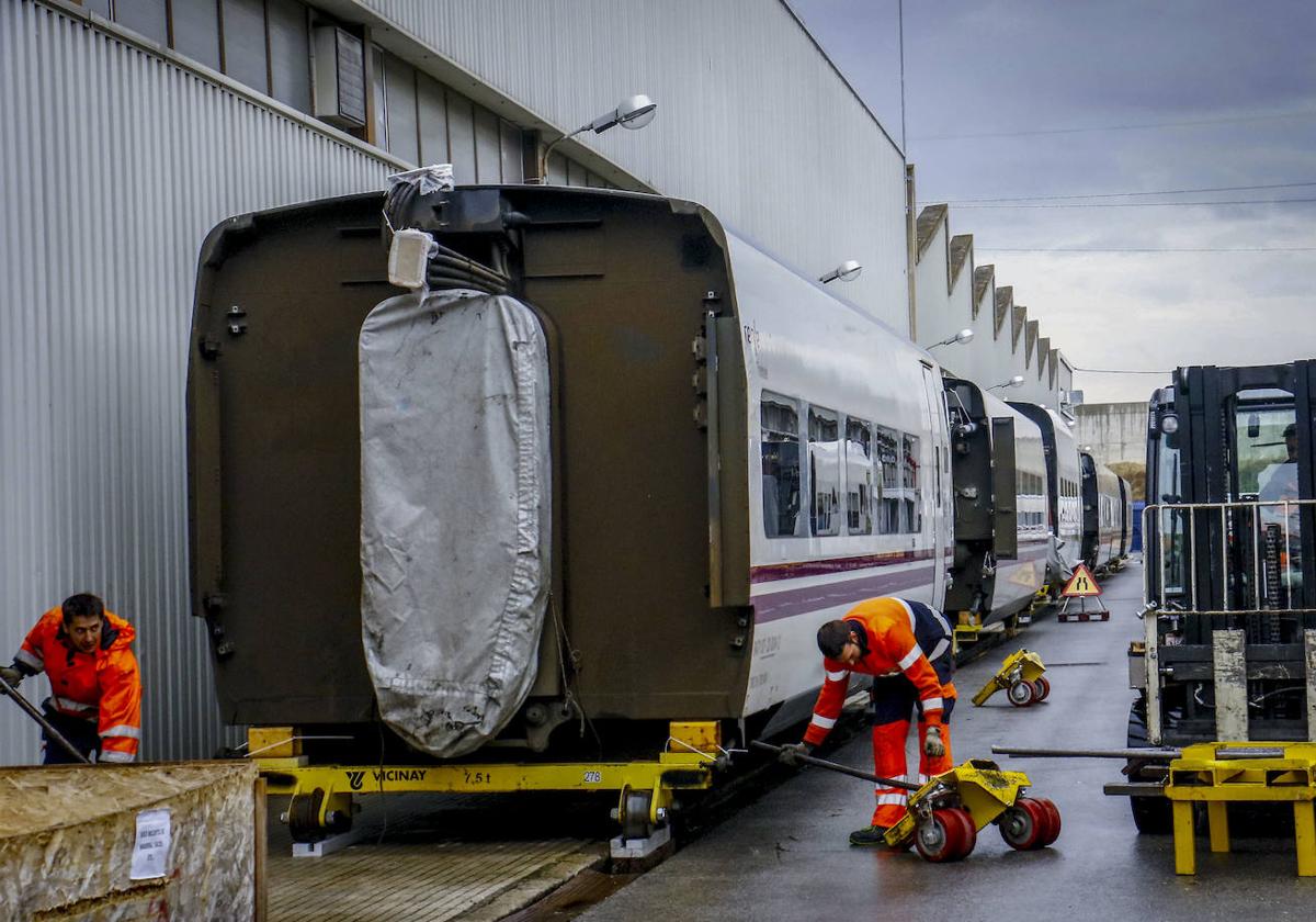 Operarios de la planta vasca de Talgo en Rivabellosa (Álava).