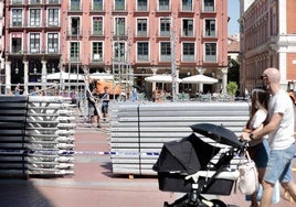 Montaje del escenario de la Plaza Mayor de Valladolid.