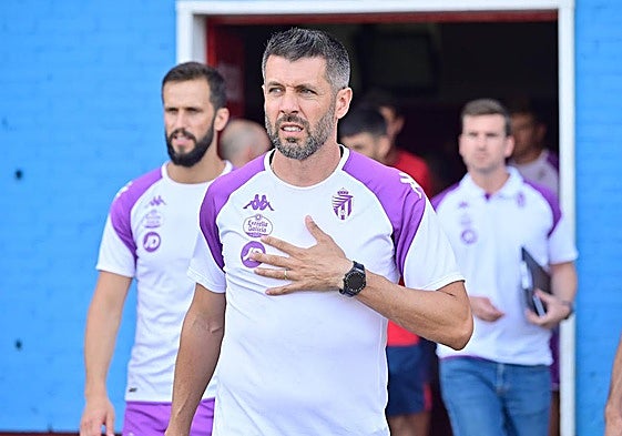 Pezzolano se lleva la mano al pecho en el amistoso de la pasada temporada ante el Leganés.