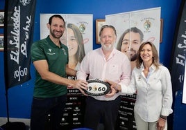 Fernando Suárez, gerente de El Salvador, Rian Butcher, presidente del club, y la vicepresidenta, María Morán, en la presentación de la campaña de socios