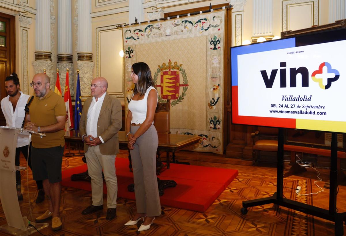 Javier Ajenjo, director de Sonorama y representante de la promotora Planeta Desierto, presentó la feria junto al alcalde, Jesús Julio Carnero, y la concejala de Turismo, Eventos y Marca Ciudad, Blanca Jiménez.