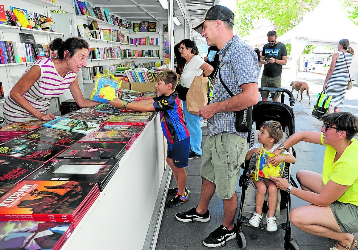 XLVIII Feria del Libro de Palencia en el Paseo del Salón Isabel II.