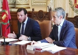 Puente y Rafael Guerra Posadas durante una rueda de prensa en el Ayuntamiento en 2015.