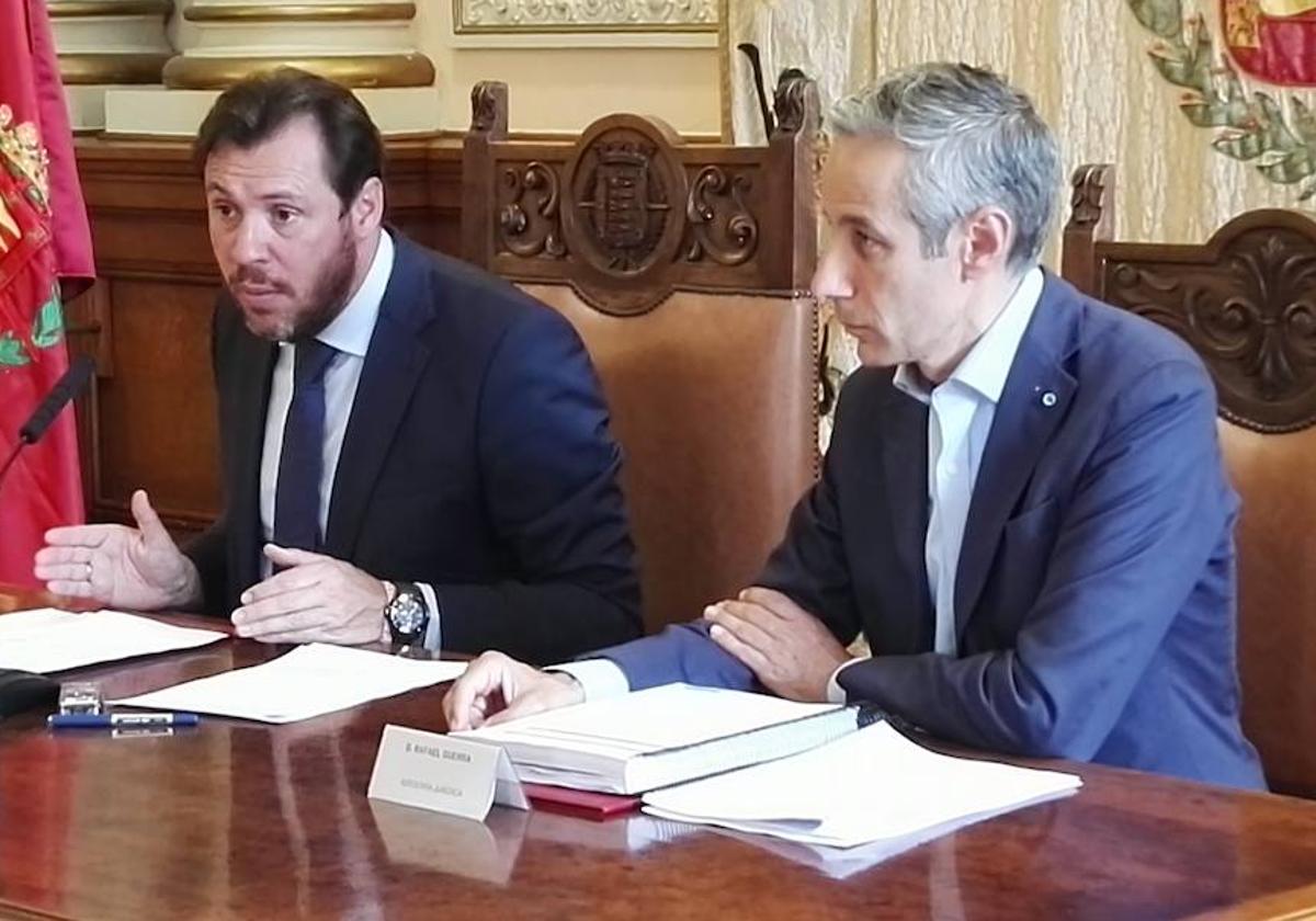 Puente y Rafael Guerra Posadas durante una rueda de prensa en el Ayuntamiento en 2015.