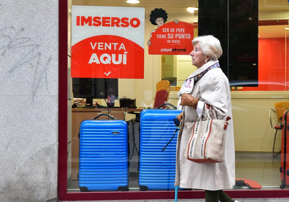 Un negocio de Valladolid anuncia la venta de viajes del Imserso, el pasado otoño.