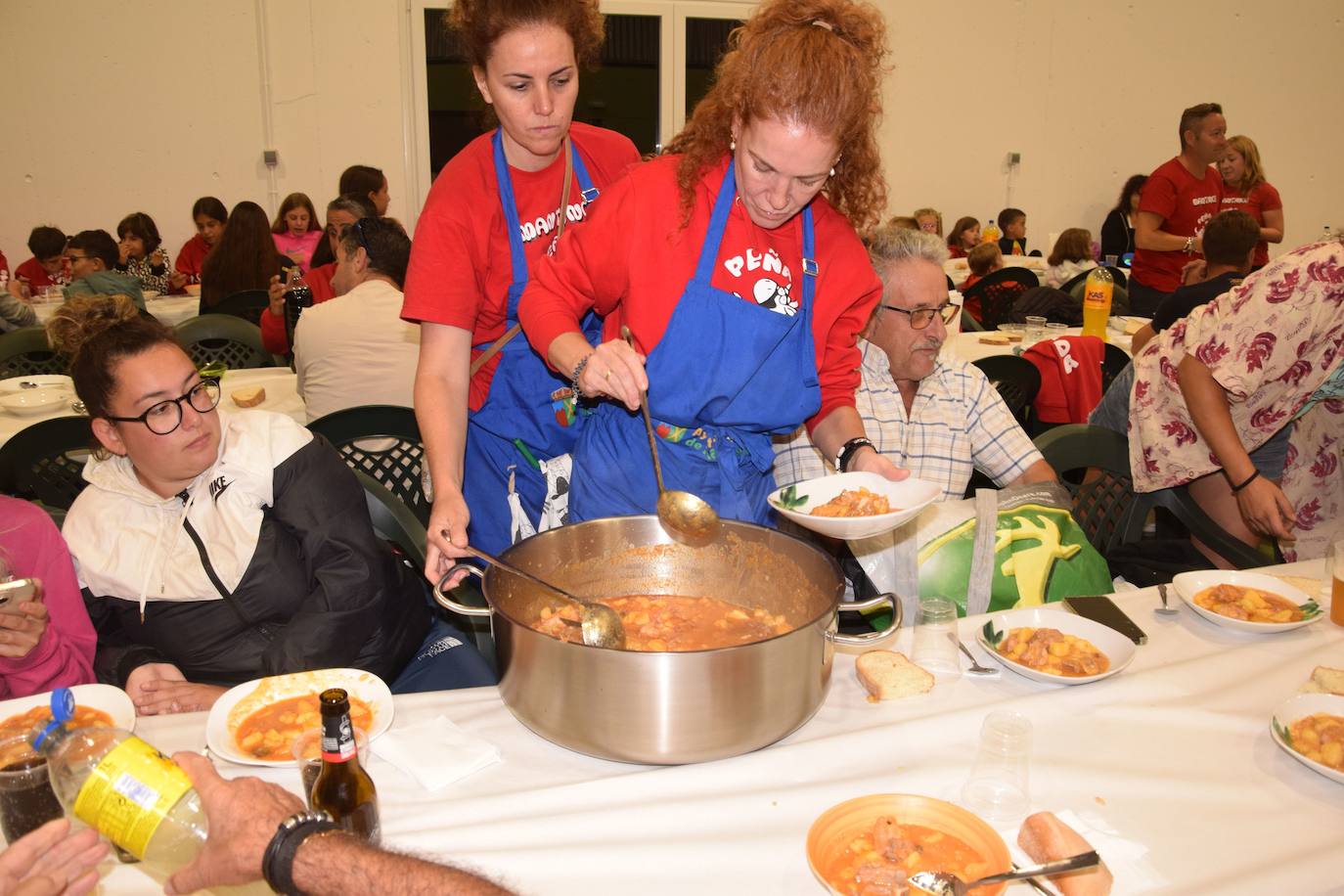 170 kilos de patatas y 70 kilos de carne para los vecinos de Mantinos