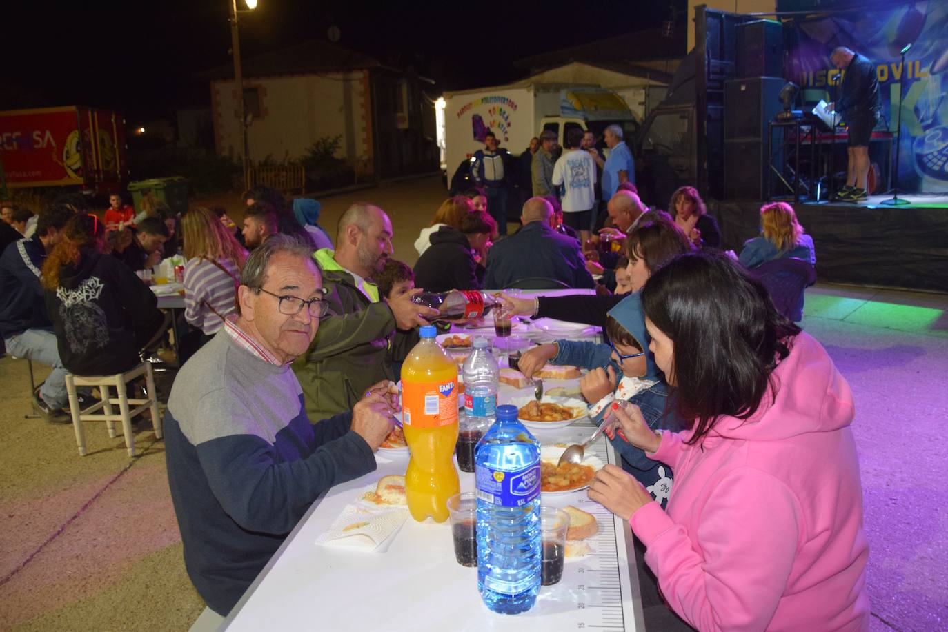 170 kilos de patatas y 70 kilos de carne para los vecinos de Mantinos