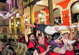 Desfile de peñas por la calle Mayor de Palencia