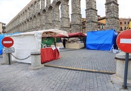 Paso habitual para ambulancias entre bolardos junto al Acueducto, durante el mercado romano de Segovia.