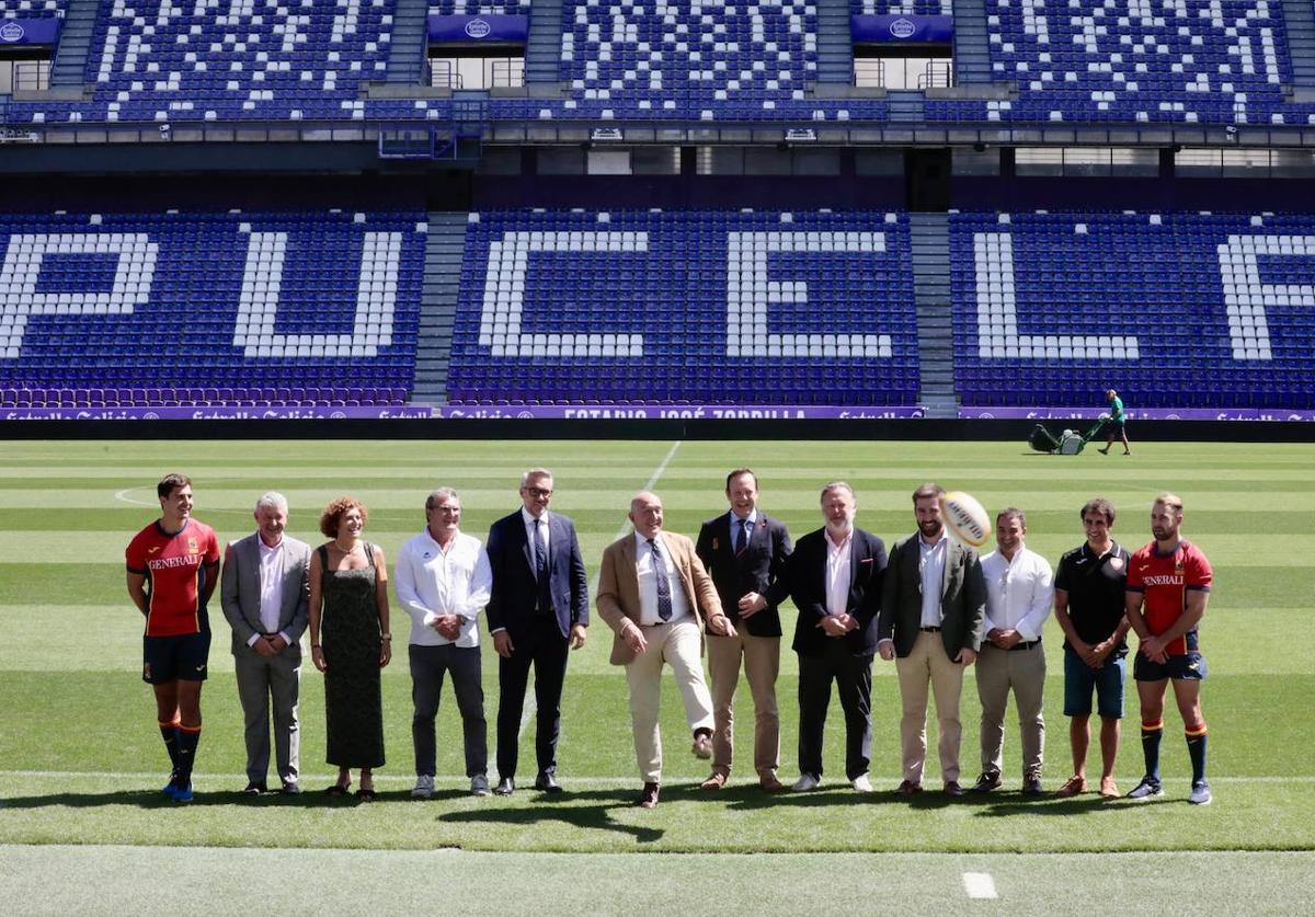 El alcalde de Valladolid, Jesús Julio Carnero, da una patada al oval en la presentación del partido de selecciones.