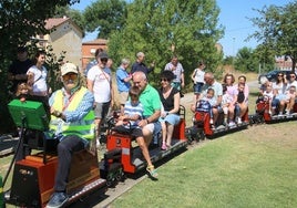 Niños y mayores disfrutaron de los viajes en el tren a escala en Venta de Baños.