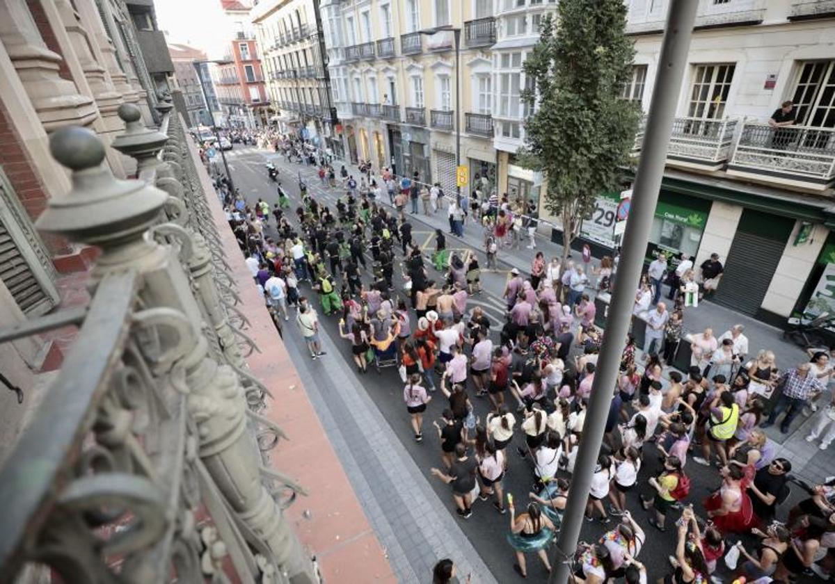 Desfile de peñas en Valladolid.