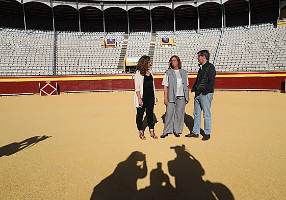 La diputada Carolina Valbuena y el empresario Víctor Zabala flanquean a la presidenta de la Diputación, en la visita a la Plaza de Toros del martes.