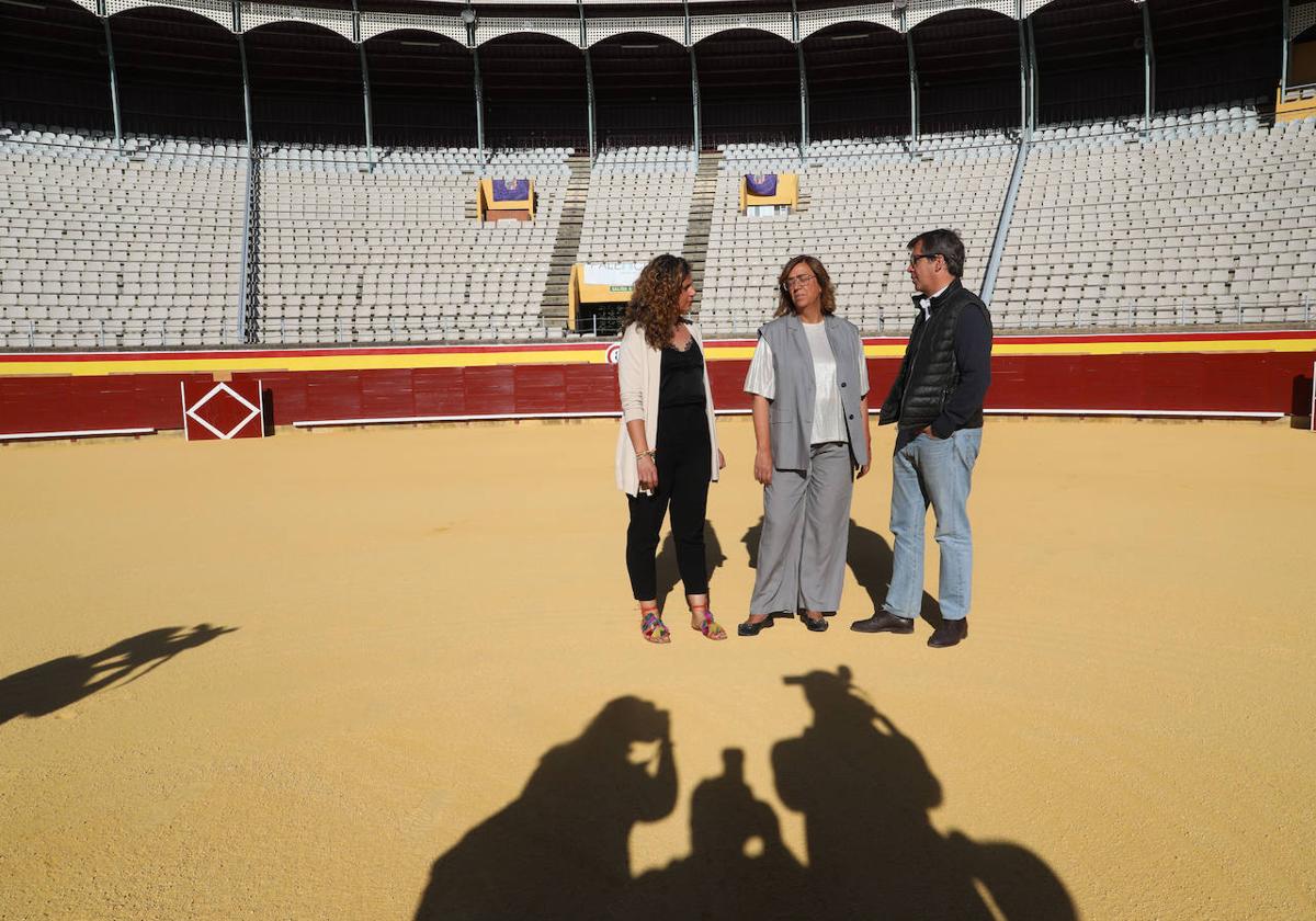 La diputada Carolina Valbuena y el empresario Víctor Zabala flanquean a la presidenta de la Diputación, en la visita a la Plaza de Toros del martes.