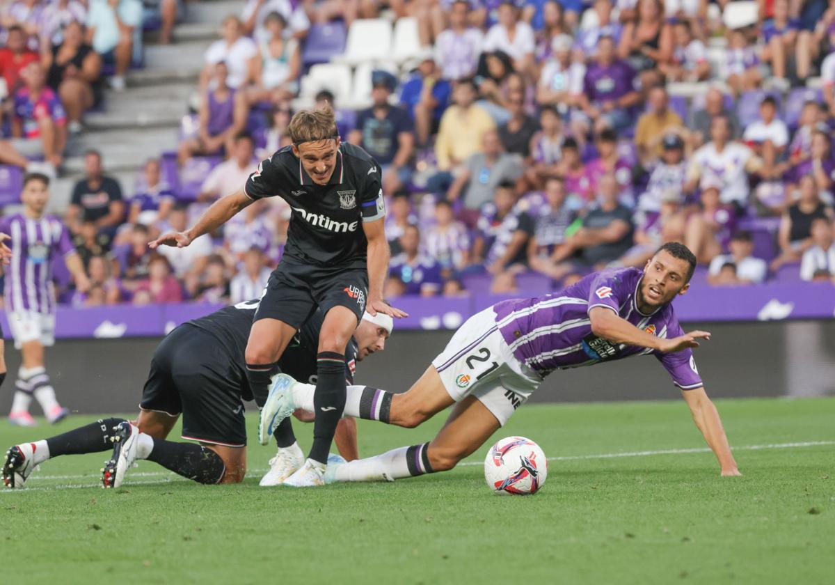 Amallah cae ante la acción de un jugador del Leganés.