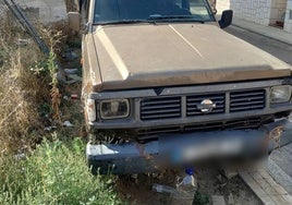 Nissan Patrol abandonado en la calle Arrabal de Cantalejo.