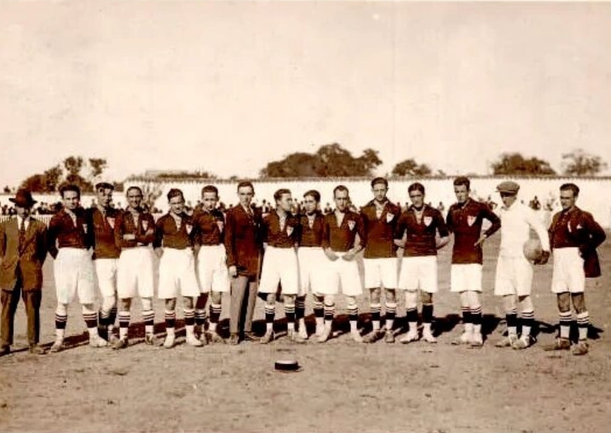 Imagen secundaria 1 - Arriba, interior de la Plaza de Toros a principios del siglo XX. Abajo, equipo del CD Español el día de la inauguración de su campo de fútbol y anuncio de las ferias de Valladolid en la prensa nacional.