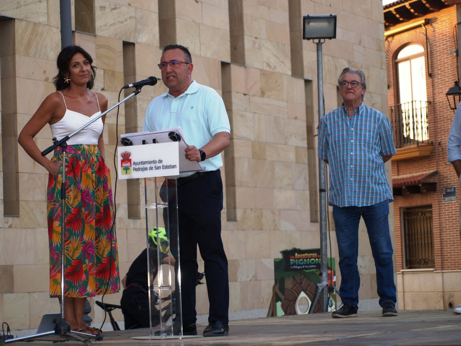 Imágenes de la entrega de pañuelos festivos a bebés y mayores en Pedrajas
