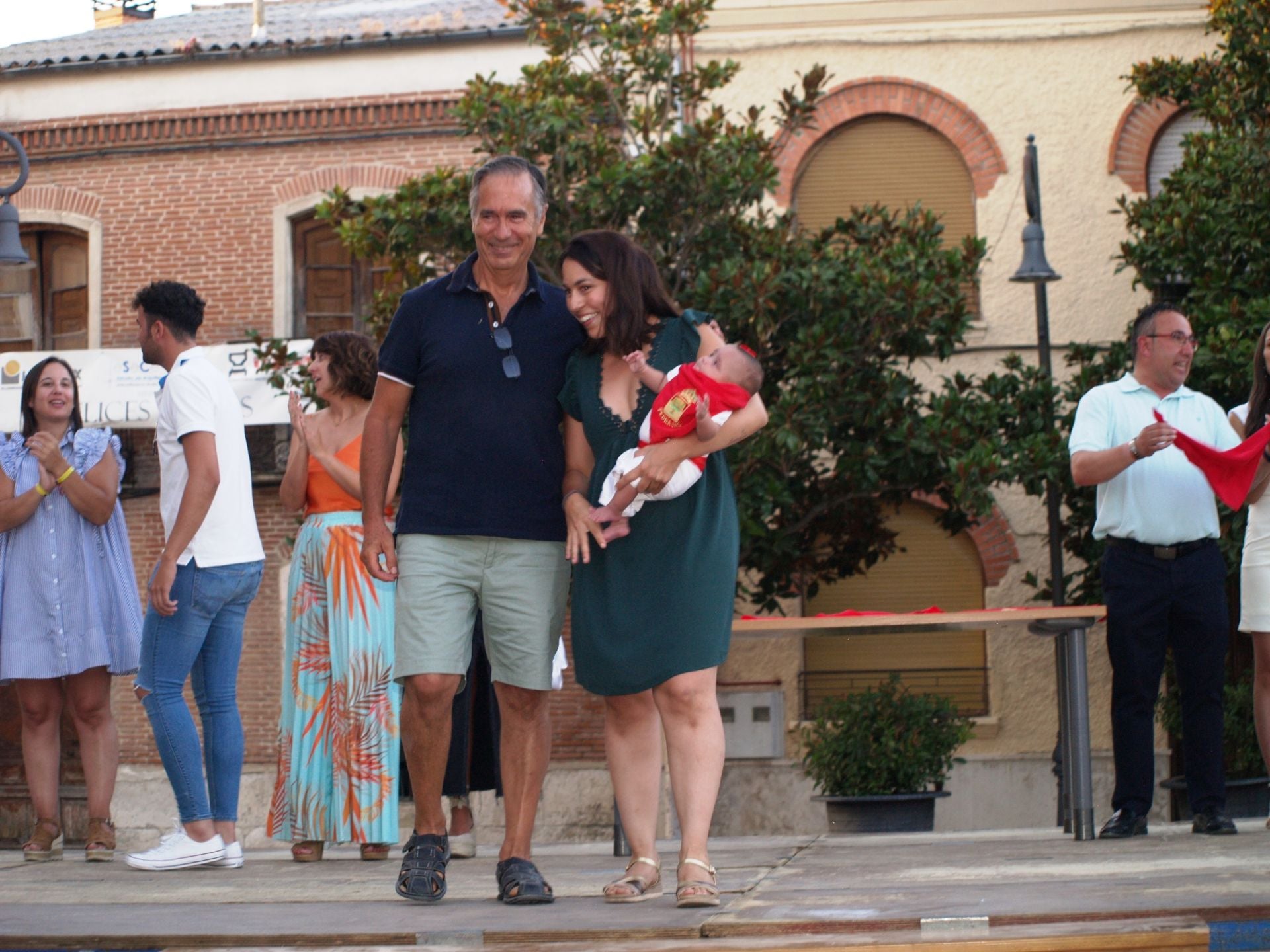 Imágenes de la entrega de pañuelos festivos a bebés y mayores en Pedrajas