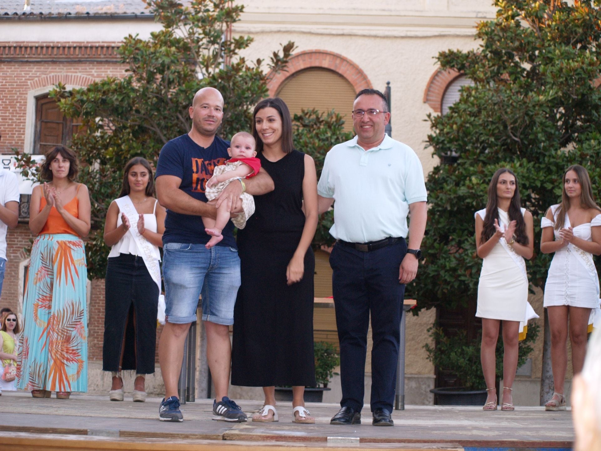 Imágenes de la entrega de pañuelos festivos a bebés y mayores en Pedrajas