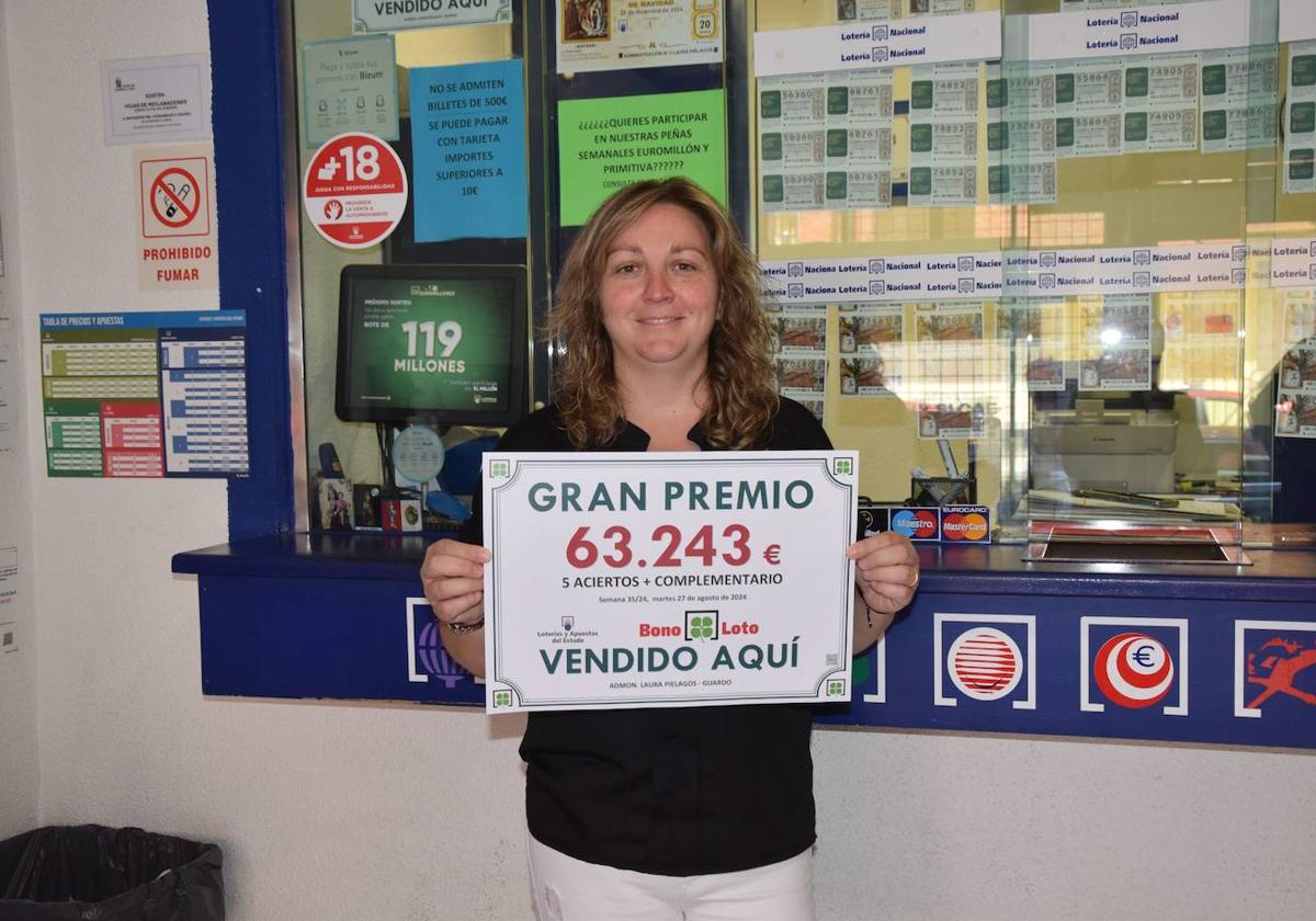 Laura Piélagos muestra el cartel del premio de la Bonoloto repartido el martes.