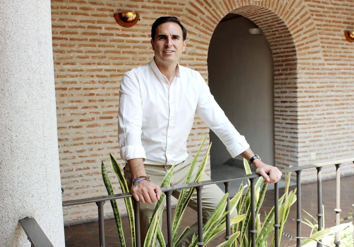 El alcalde, Guzmán Gómez, fotografiado para la entrevista en la Casa Consistorial medinense.