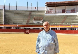 Pedro Casares, nieto del constructor de la Plaza de Toros de Medina, posa en el albero del coso que cumple este año su 75 aniversario.