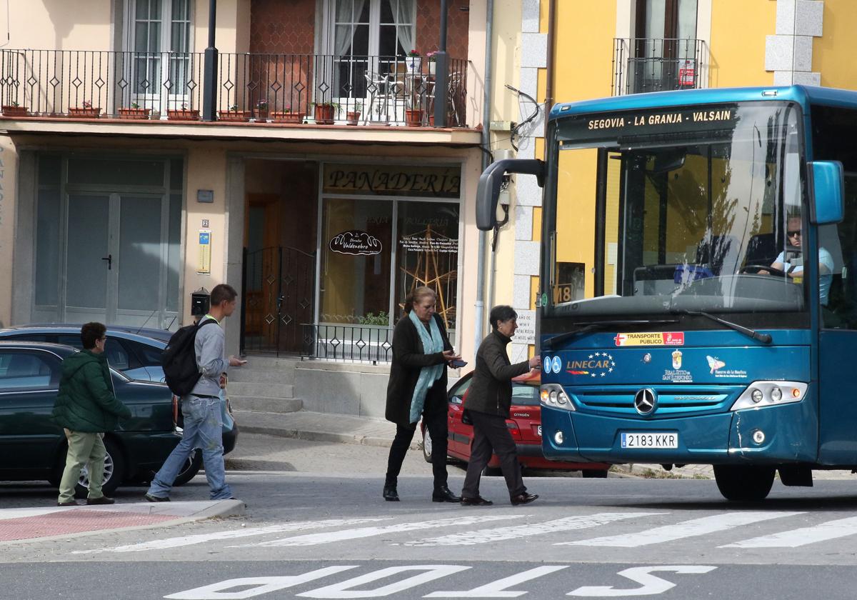 Usuarios de una de las líneas del transporte metropolitano de Segovia.