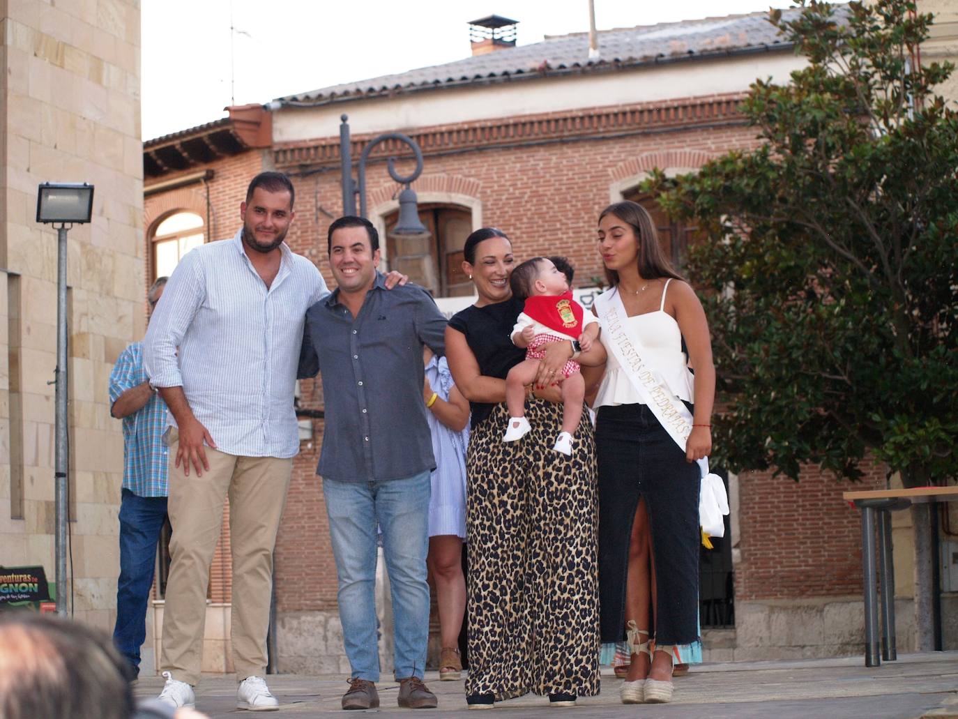 Imágenes de la entrega de pañuelos festivos a bebés y mayores en Pedrajas