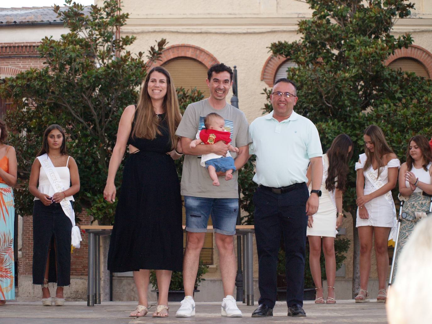 Imágenes de la entrega de pañuelos festivos a bebés y mayores en Pedrajas