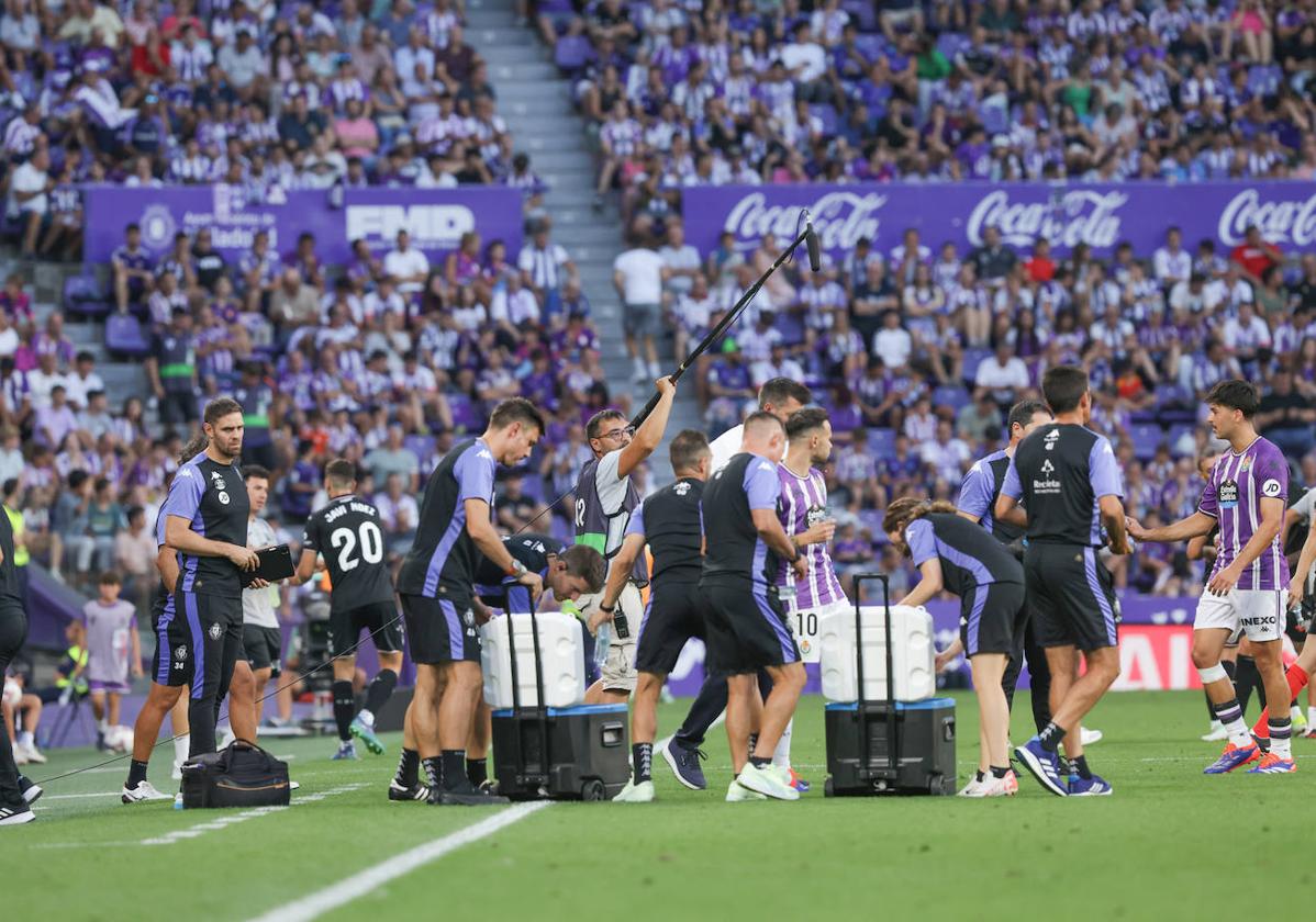 El Real Valladolid durante la pausa de hidratación de la segunda parte.