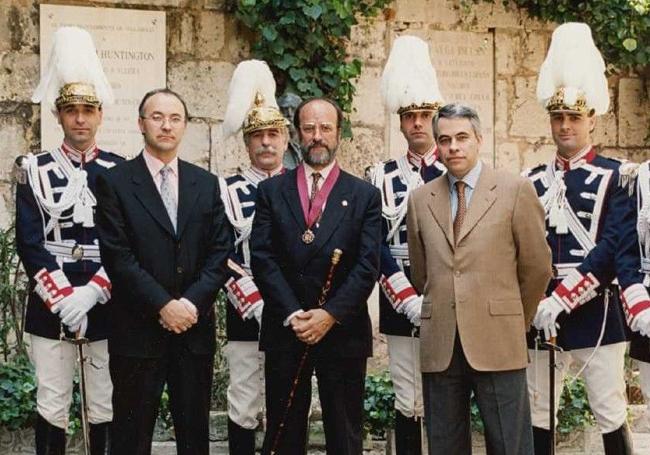 Recepción en la Casa de Cervantes, con el alcalde F.J. León de la Riva portando la vara regalada a Naneti