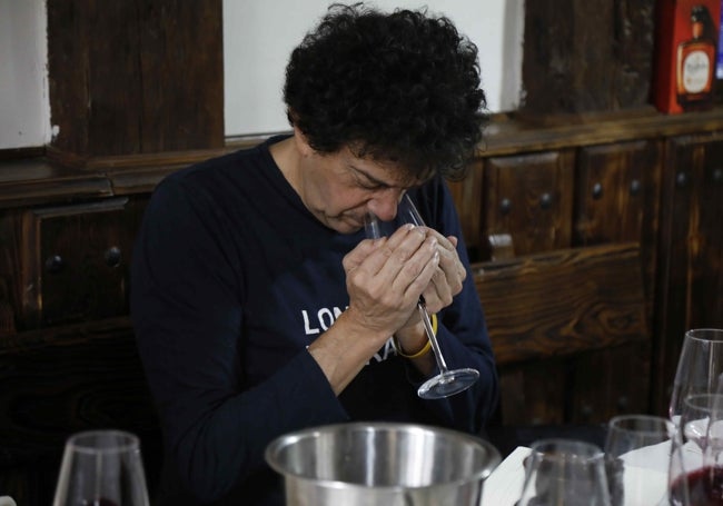 Fernando Mayoral analiza los aromas de uno de los vinos catados.