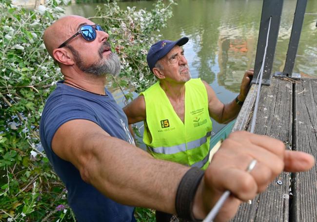 Juan Antonio Crespo y Javier Marqués en una de las embarcaciones de la asociación Ama Pisuerga.