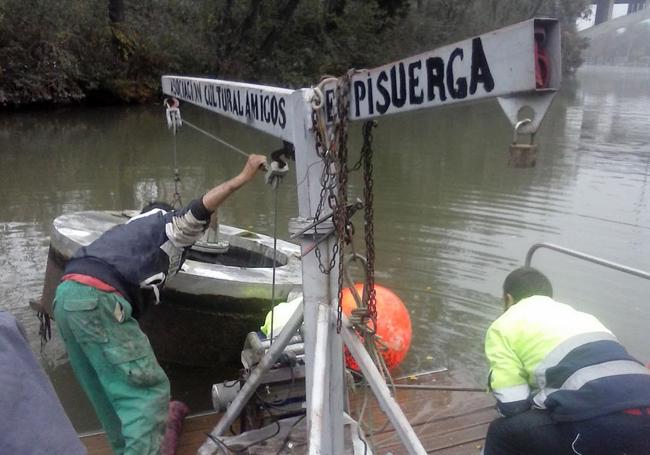 Los operarios procedían a la retirada de la base del géiser en 2015.