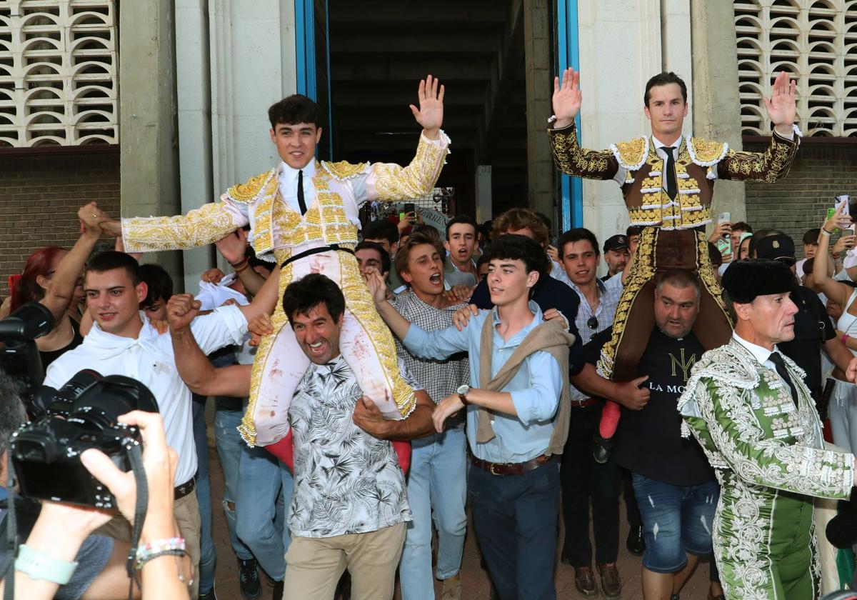 Jarocho y Daniel Luque abren la Puerta Grande de Palencia.