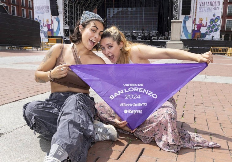 Andrea Suárez e Irene Tamayo frente al escenario de la Plaza Mayor donde inaugurarán los conciertos de las Fiestas de Valladolid 2024