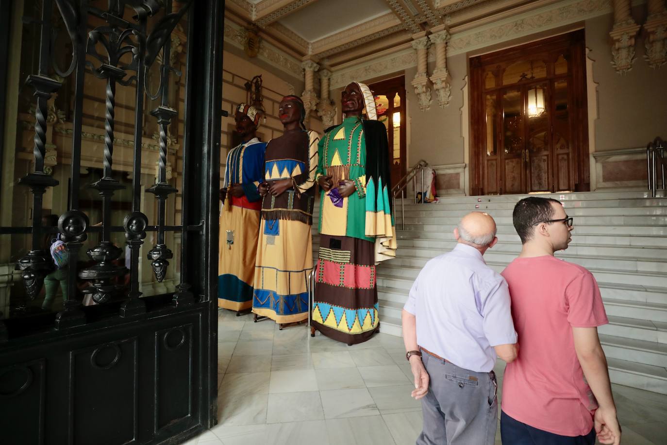 Traslado de los gigantes y los cabezudos al Ayuntamiento de Valladolid